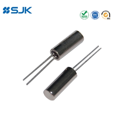 Résonateur de cristal 3 x 8 mm à travers trou avec 32,768KHz 12,5pF ± 20ppm -20~+70°C
